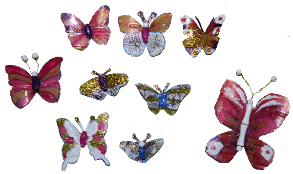 Viele bunte gebastelte Schmetterlinge aus PET Flaschen