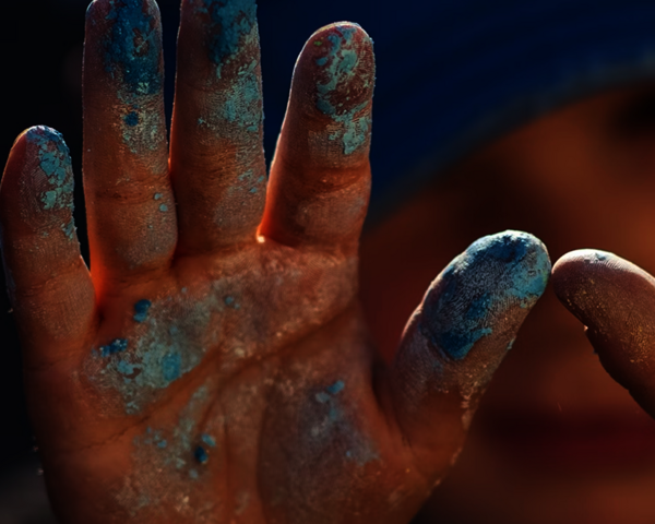 Kleine Kinderhände voller Kreide