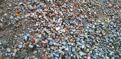 Viele kleine Betonsteine auf dem Boden