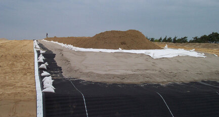 Deponie wird mit Kunststoffdichtungsbahnen abgedeckt