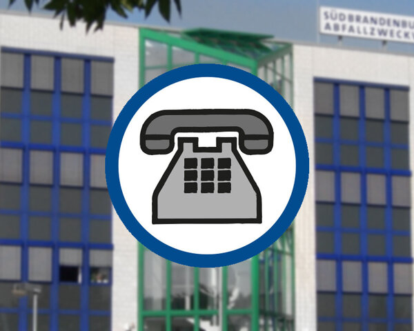 Gebäudeausschnitt des SBAZV, ergänzt durch ein blaues Feld mit Telefon-Icon als Symbol für Erreichbarkeit.