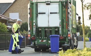 Papiertonnen werden entsorgt