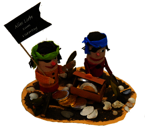 Gebastelte Piraten aus Toilettenpapierrollen