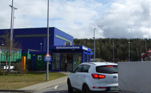 Fahrzeug an der Abfallannahme