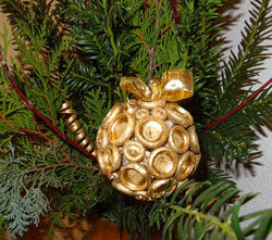 Gebastelter Weihnachtsschmuck aus Naturmaterialien am Baum