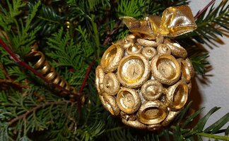 Gebastelter Weihnachtsschmuck aus Naturmaterialien am Baum