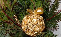 Gebastelter Weihnachtsschmuck aus Naturmaterialien am Baum