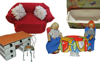 aus Abfällen gebastelte Puppenmöbel