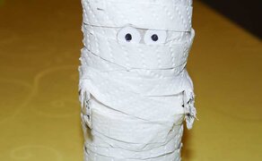 Gebastelte Mumie aus Toilettenpapierrollen und Toilettenpapier
