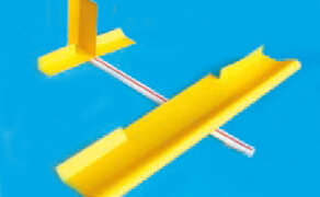 Ein gebasteltes Segelflugzeug im halbfertigen Zustand.