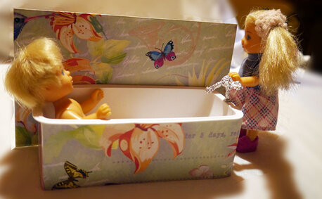 Gebastelte Badewanne aus recycelter Margarineverpackung mit 2 Puppen