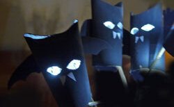 Gebastelte Fledermäuse aus Toilettenpapierrollen im Dunkeln