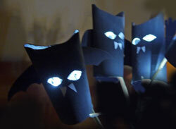 Gebastelte Fledermäuse aus Toilettenpapierrollen im Dunkeln