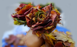 Gebastelter Strauß aus Laubrosen