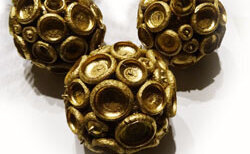 Gold besprühter gebastelter Weihnachtsschmuck aus Naturmaterialien