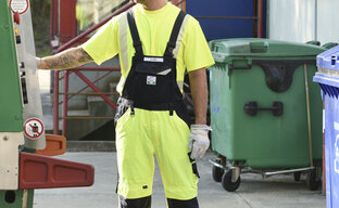 Entsorgungsfahrzeug und verschiedene Abfallbehälter