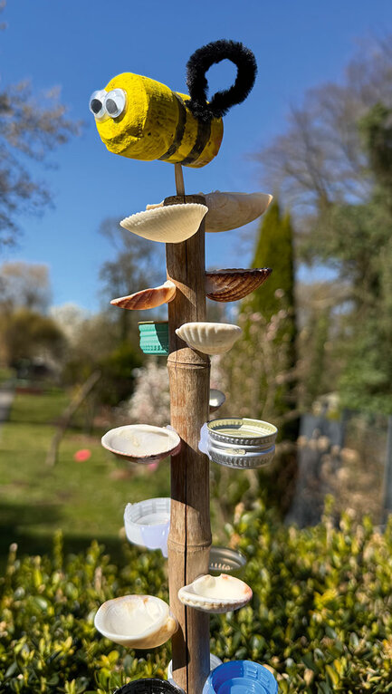 Aus Muscheln und Flaschendeckeln gebastelte Insektentränke