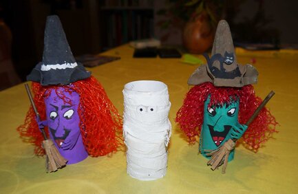 Gebastelte Hexen und Mumie aus Toilettenpapierrollen
