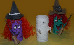 Gebastelte Hexen und Mumie aus Toilettenpapierrollen