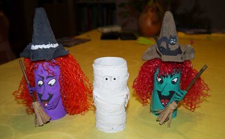 Gebastelte Hexen und Mumie aus Toilettenpapierrollen