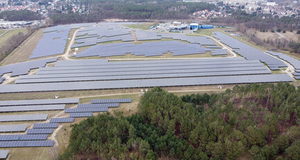 Deponie Luckenwalde mit Solaranlage aus der Vogelperspektive