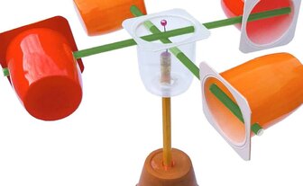 Ein gebastelter Windmesser aus Joghurtverpackungen.