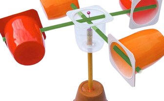 Ein gebastelter Windmesser aus Joghurtverpackungen.