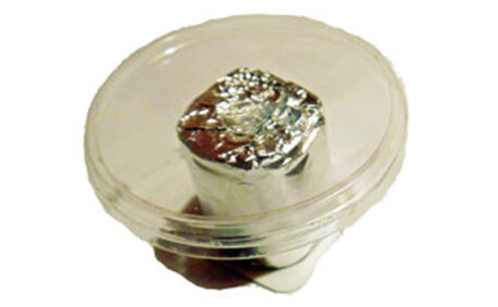 Gebastelter Puppentisch aus Joghurtbechern