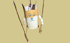 Gebastelte Fuchs-Marionette aus Toilettenpapierrolle