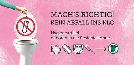 Keine Abfälle in Klo: Rosafarbenes Plakat auf dem ein Tampon in eine Toilette geworfen wird. Daneben der Text: Mach´s richtig! Kein Abfall ins Klo. Hygienartikel gehören in die Resrabfalltonne.