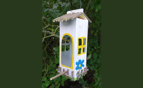 Gebasteltes Futterhäuschen aus Tetrapack im Look eines Pavillons