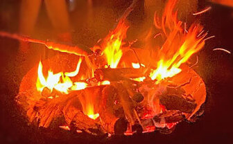 Stark loderndes Holzfeuer im Garten.