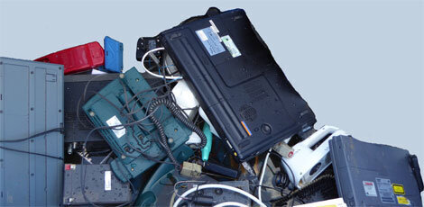 Aufeinandergestapelter Computer und ihr Zubehör