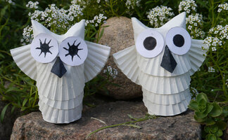 Gebastelte Eulen aus Toilettenpapierrollen