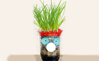 abgeschnittene PET-Flasche mit Gesicht aus Deckeln