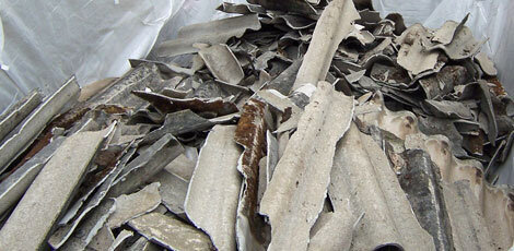 Asbeststücke auf dem Boden