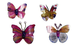 Viele bunte gebastelte Schmetterlinge aus PET Flaschen