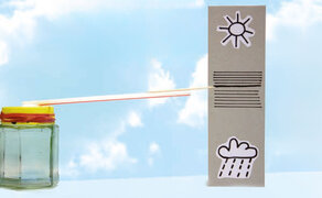 Eine gebastelte Wetterstation aus einem Marmeladenglas.