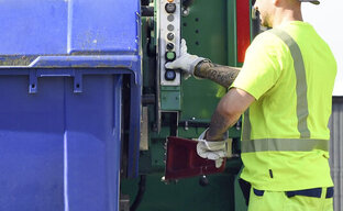 Papiercontainer am Müllfahrzeug