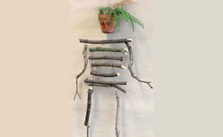 Skelett aus Ästen gebastelt mit Blumentopf als Kopf