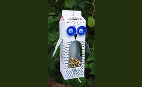 Gebasteltes Futterhäuschen aus Tetrapack im Look einer Eule