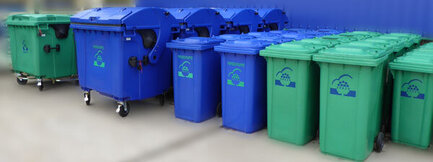 Grüne und blaue Abfallbehälter