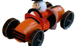 Rennauto aus Joghurtbechern