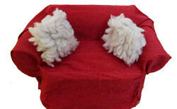 Gebasteltes Puppensofa aus Margarineverpackung mit 2 kleinen Kissen darauf