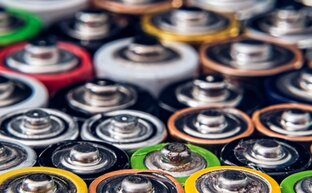 Nahaufnahme verschiedener Batterien von oben