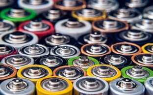 Nahaufnahme verschiedener Batterien von oben