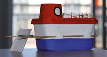 Ein gebastelter Flussdampfer aus einer Margerine Packung.