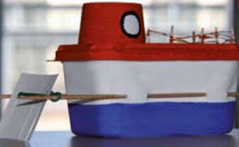 Ein gebastelter Flussdampfer aus einer Margerine Packung.