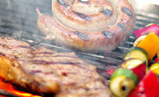 Fleisch und Gemüsespieße auf dem Grill