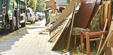 Spüllmüll steht am Wegrand an einer Straße